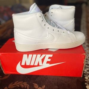 Never worn women’s Nike shoes.